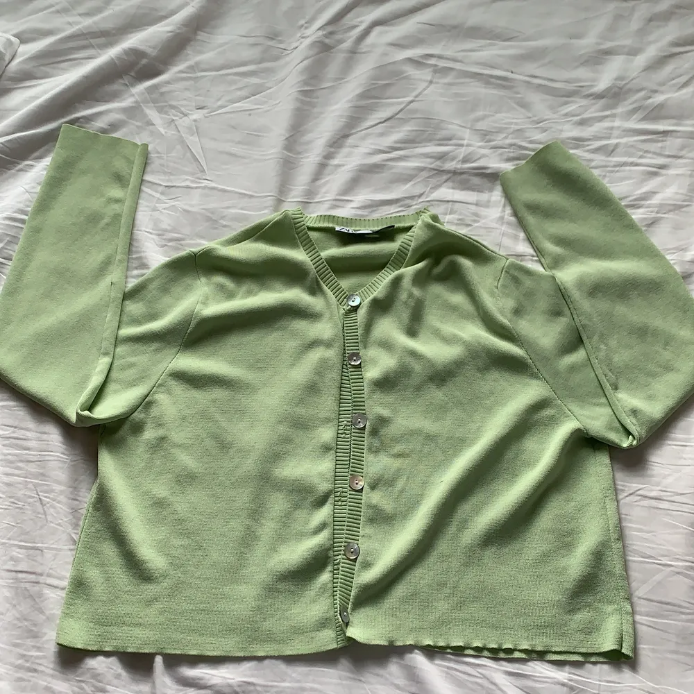 Säljer denna tröja ifrån ZARA! Köpt på Sellpy för 90 kr. . Tröjor & Koftor.