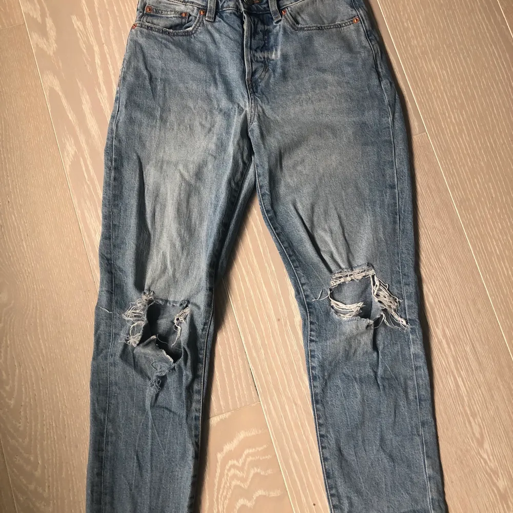Säljer ett par super fina jeans från lager 157!✨jag säljer dom för att dom är för små för mig✨ jag är 170cm lång! Skick och ställ frågor✨obs! Dom är små i storleken!. Jeans & Byxor.