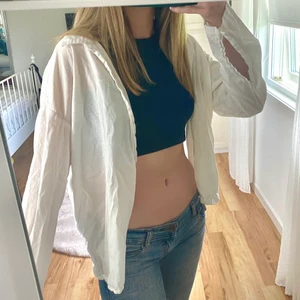 Vit skjorta - Vit skjorta köpt second hand men har själv aldrig använt! Storlek 38 och sitter lite oversize på mig som normalt har ca 34. Frakt tillkommer💛