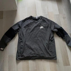 Nike sweatshirt  - Nike sweatshirt xl passar bra på mig som är 187 