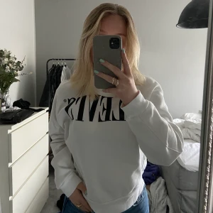 vit levis sweatshirt - simpel skit snygg sweatshirt från levis, använd fåtal gånger så nyskick, pris kan diskuteras💓💞 fin passform, strorlek xs men passar s också