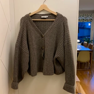 Stickad grå kofta storlek M  - Lite croppad! Använt skick så finns några nopprar på armarna.  