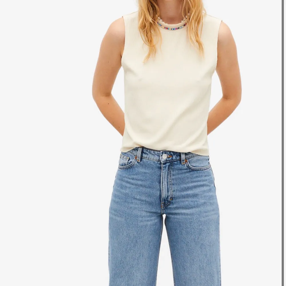 Har klippt jeansen lite och ska passa perfekt för de som är 155cm om man vill ha det långa. . Jeans & Byxor.