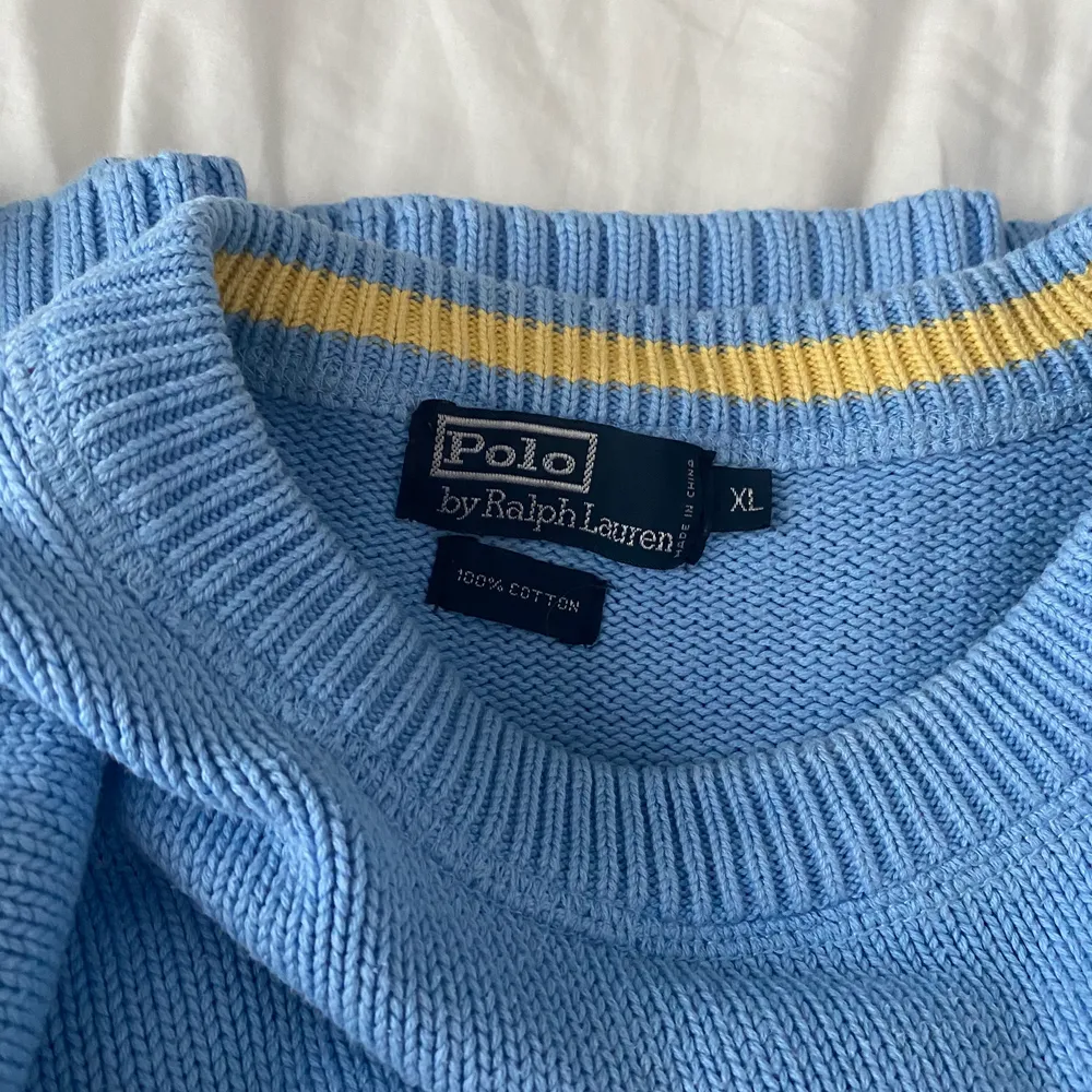 Blå Stickad tröja från Ralph Lauren i storlek XL som jag köpte på plick för två år sedan, har knappt blivit använd. Köpare står för frakt på 79 kr🥰 Om flera är intresserade blir det budgivning!. Stickat.