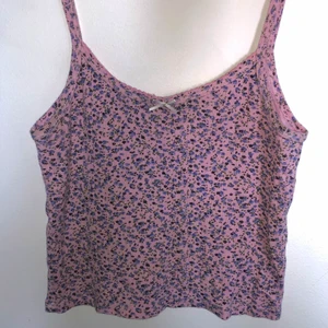 brandy melville skylar bow tank lila - är rätt så säker på att denna söta tröja ej säljs längre. den passar mig som normalt sätt har xs men skulle säga att den har rum över så den kan absolut passa en s också. jag har aldrig använt denna tröja men vet att den är väldigt trendig. den ger verkligen 2000 tals vibbar. 