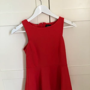 Rött linne - Rött linne med volang mycket fint och nästan aldrig använt. Köparen står för frakt❤️