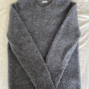 Filippa k  - Säljer denna stickade tröjan från Filippa k i storlek S! Den är knappt använd! Nypris, 1500kr och mitt pris är 400kr! Tröjan passar även tjejer!