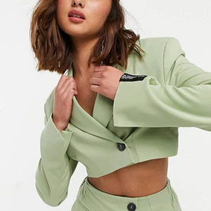 Kort kavaj - Grön kroppad kavaj från ASOS från märket bershka. Köpt för 259kr oanvänd. Säljer pga fel storlek, slutsåld på hemsidan.