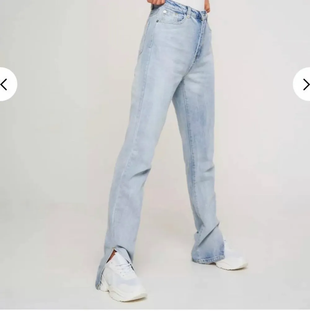 Säljer denna jeans ifrån missguided i storlek 36, passar perfekt för mig som är 170! Så fin slits nertill samt är något mörkare än på bilden🤍 dom sitter tajtare och ”som vanligt” dvs inte lika pösiga som på bilden🤍. Jeans & Byxor.