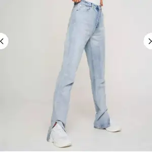 Säljer denna jeans ifrån missguided i storlek 36, passar perfekt för mig som är 170! Så fin slits nertill samt är något mörkare än på bilden🤍 dom sitter tajtare och ”som vanligt” dvs inte lika pösiga som på bilden🤍