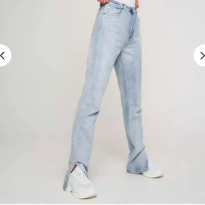 Jeans med slits 🤍 - Säljer denna jeans ifrån missguided i storlek 36, passar perfekt för mig som är 170! Så fin slits nertill samt är något mörkare än på bilden🤍 dom sitter tajtare och ”som vanligt” dvs inte lika pösiga som på bilden🤍