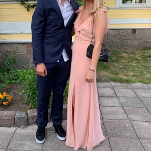 Nelly balklänning/långklänning  - Jätte fin Peach färgad balklänning/långklänning. Använd 1 gång. Storlek 34. Jag är 167cm lång och då är den så lång som på bilden. 
