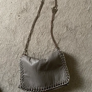 Tiamoväska - Väska från Tiamo som jag bytt kedja på till en Carin Wester kedja! Älskar kombon men använder inte längre väskan. Pma för fler bilder!