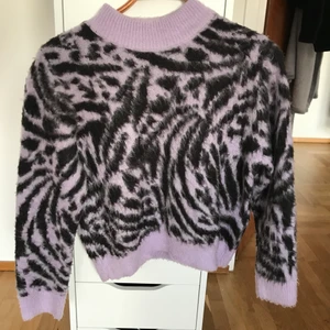 Stickad tröja - Säljer denna jättemysiga tröjan, köpt för ett tag sen och använd fåtal gången !! 