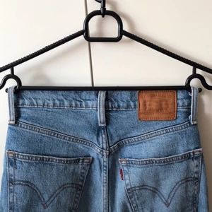 Blå Levis byxor storlek 25 - Säljer Levis byxor i färgen blå. Storlek på byxorna är 25 skulle nog passa den som har storlek S. Har användit dem några gånger men de är i god sick säljer dem för 400+frakt. Frakten kostar 100kr. Köpte dem för 1000kr❣️