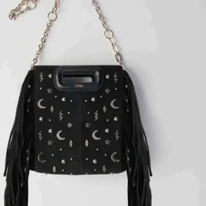 maje väska - säljer denna maje väskan som är i bra skick. det långa bandet saknas. kan mötas upp i stockholm eller så står köparen för frakt💓