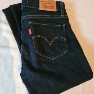 Levis jeans - Assnygga levisjeans helt oanvända i waist 25 som säljs för endast 250 kr🥰
