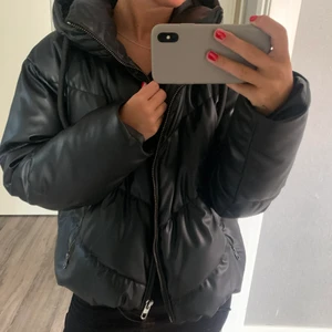 Jacka - Lägger ut denna jacka igen pågrund av oseriösa köpare, jackan är som ny och andvänd få gånger. Köpt på zara förra vintern