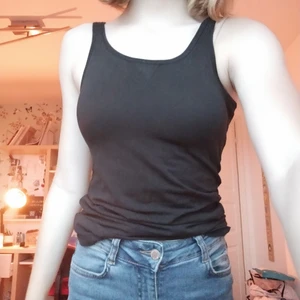 Svart linne - Jag köpte denna från h&m för en dansshow. Har nästan aldrig använt den. Den är väldigt lång kan användas som en kort klänning men man kan även boka Up den till en croptop. Väldigt bekväm och inte genomskinlig. Buda gärna 💞💛 