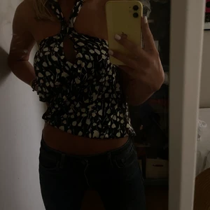 Zara halterneck topp/blus😍 - Såååå snygg halterneck blus som är öppen i ryggen från zara’ sååå fint mönster och bra skick💕💕💕