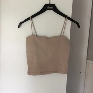 Linne från Gina Tricot - Fint linne ifrån ginatricot, som jag tyvärr växt ur. Storlek S men passar även XS💞 köparen står för frakten.