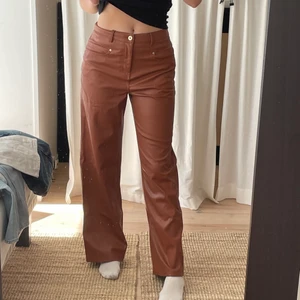 Bruna skinnbyxor - Bruna skinnbyxor från zara, bekväma och långa i benen på mig som är 176cm! Brukar ha S-M i byxor