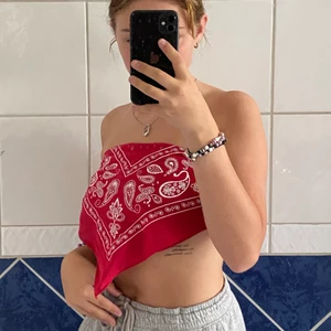 Bandana  - Två stycken bandanas som inte kommer till användning💜 går att styla på olika sätt som synes på bilderna🥰 båda för 60kr +frakten på 45kr💖