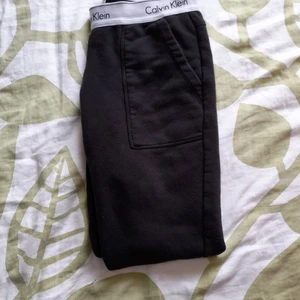 Byxor från calvin klein - Superfina mjuka byxor från calvin klein. Strl xs. 100kr +frakt. Nypris 700kr. 