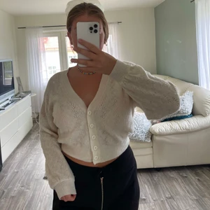 stickad kofta  - Supersöt stickad kofta med knappar och mönster. Endast använd 1 gång. Storlek M och säljs för 130kr, köparen står för frakten💞💞 