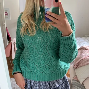 Stickad tröja - Säljer denna superfina tröja från zara. Köparen står för frakten. Strl 146/152, passar mig som brukar ha S och är 165 lång. 