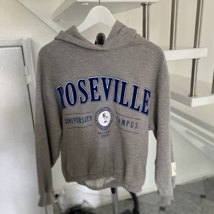 College hoodie  - Över fin colleg hoodie. Aldrig använd. Helt ny bara att pris lapparna är inte kvar. Storlek 164 barn men passar mig som har M så man kan säga att den också passar en xs,m 