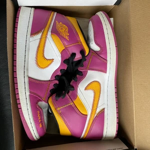 Air Jordan 1 Mid Day Of The Dead - Knappt använda Jordans i storlek 42. Säljer eftersom storleken inte passar för mig, original förpackning finns med. Köparen står för frakt