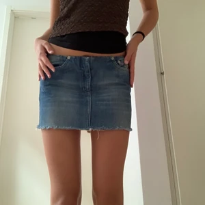 En lågmidjade minikjol! - Kjolen är ifrån diesel och har en najs modell! Fråga gärna om fler bilder osv! Midjemått: 78 Längd: 30cm❤️