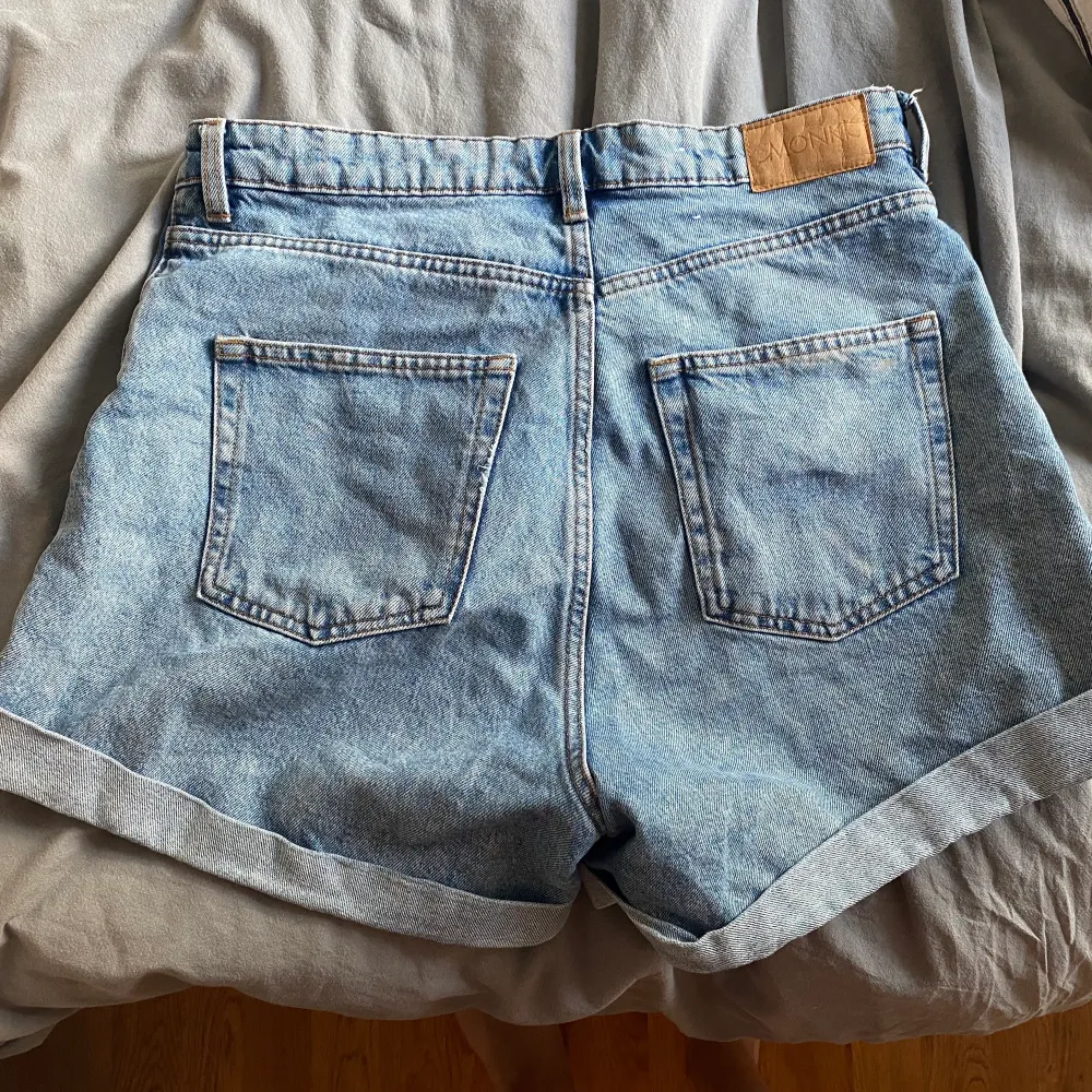 Säljer dessa jeans shortsen, de är lite over sized (se ungefära passformen på första bilden). Strl 40. Kontakta mig om du är intresserad!. Shorts.