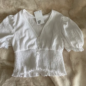 Blus - En jättefin blus som aldrig använts, prislappen finns även kvar🤍 Passar en XS-S 