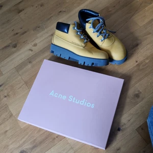 Acne tinne boots 38 - Nypris 4600kr. Extra skosnören följer med!