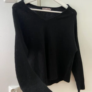 Kashmirtröja svart  - Populär Brodie Cashmere tröja! Bra skick, utan defekter. Har en 20cm öppning på tröjans nedre vänstra sida🥰⚡️