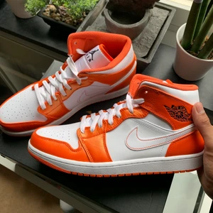 Air Jordan 1 Mid “Electro Orange” ☢️🦺 - Air Jordan 1 Mid “Electro Orange” ☢️🦺  Storlek:44,5