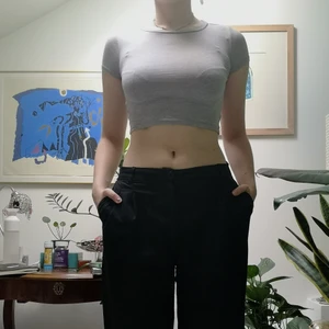 Grå crop top - Säljer den här gråa crop-toppen som är en perfekt basic att ha i garderoben! Köparen står för frakt. 