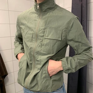 Jacka från these glory days - Nyskick, sitter riktigt snyggt!  Nypris:899kr.  Perfekt till svarta och ljusa jeans. storlek : M