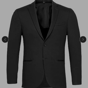Hugo boss kavaj - Jättesnygg klassisk kavaj. Svart med lite mer satin liknande detaljer, väldigt lik den på bilden 1 bilden. Aldrig använd, nypris ca 4500
