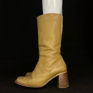 Skor  - Läderskor i fint skick. Några få slitningar. Från THEOREMA. Storlek 39. Osäker om det är äkta läder eller ej. Fri frakt. 