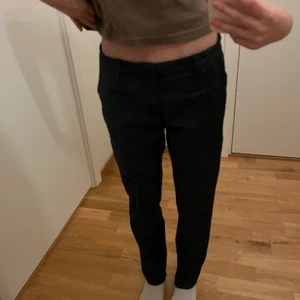 Kostymbyxor - Säljer dessa ursnygga Lågmidjade kostymbyxorna som även har slits längst ner med dragkedja som man kan öppna 💕💕💞💕