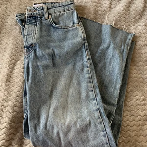 Jeans  - Zara jeans storlek 34! Den är tyvärr för lite för mig så har därför inga bild på hur den sitter:( men typ aldrig använd för den är ju liten som sagt😇