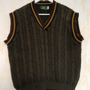 Mörkgrön väst🤩 - Grön väst med lila, gula och röda ränder💕 Den har en liten fläck uppe vid axeln (syns på bild)! Den är i small men skulle säga att den passar både en M och L med