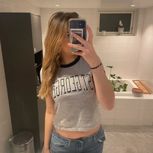 T-shirt från Brandy Melville! - T-shirt från brandy Melville där det står st.George! Köpt i brandy butiken för 190 säljer för 100 kr exklusive frakt💗