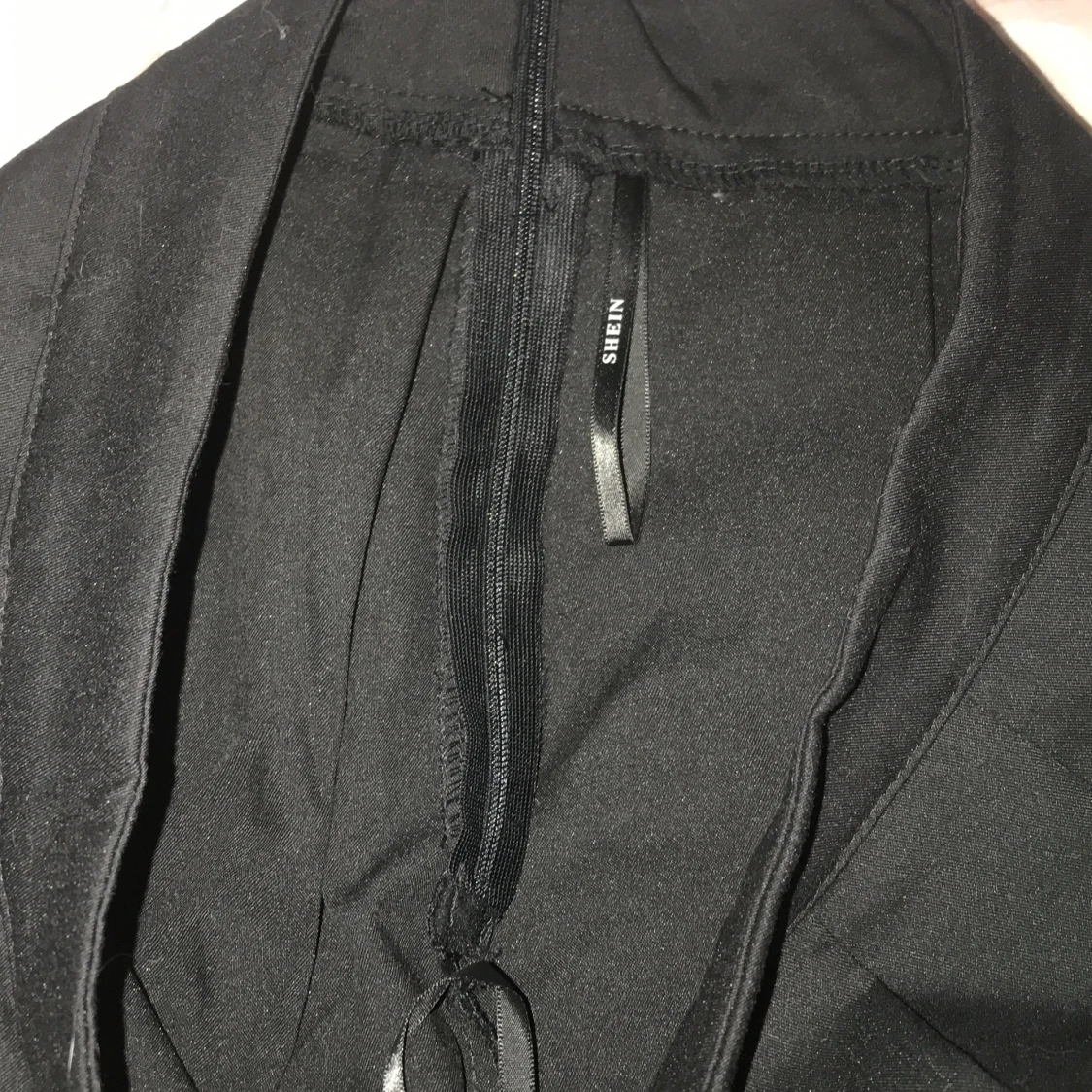 Kjol med två ränder och dragkedja  - 90