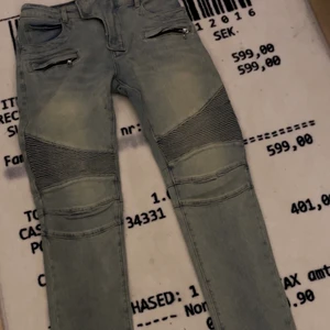 Balmain jeans blue (storlek 32) - Highend Balmain jeans, väldigt eftertraktad och välkänd modell: Bud från 4000kr, kostar ca 8000kr nya på farfetch, kvitto medföljer. Storlek 32.