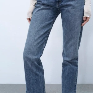 Zara jeans - Säljer dessa Zara byxor för att jag har ett par typ exakt lika dana och dessa aldrig kommer till användning, aldrig använda bara testade 2 gånger. Original pris är 360 men säljer för 130. OBS byxan är avklippta längs ner ca 1 cm. 