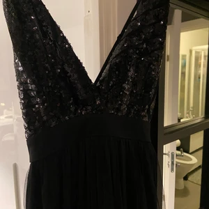 Balklänning  - Säljer en oanvänd svart balklänning som sitter super skönt och fint!💗 storlek 38 och sitter normalt skulle jag säga. Säljer för 150kr plus frakt. Men pris kan diskuteras vid smidig affär ☺️